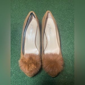 Women’s brown Stompers ( size 6.5)W/ fur toe Pom Pom